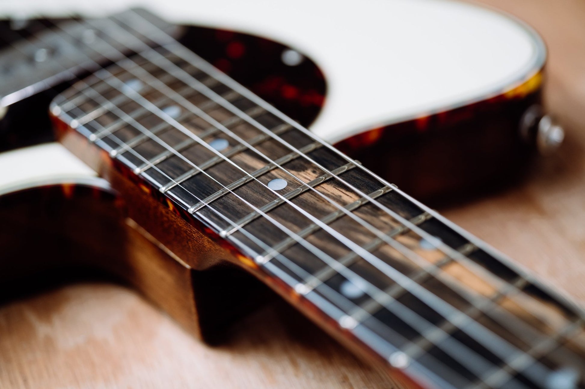 Detail of Indiana Classic fretboard and neck in Vintage White model