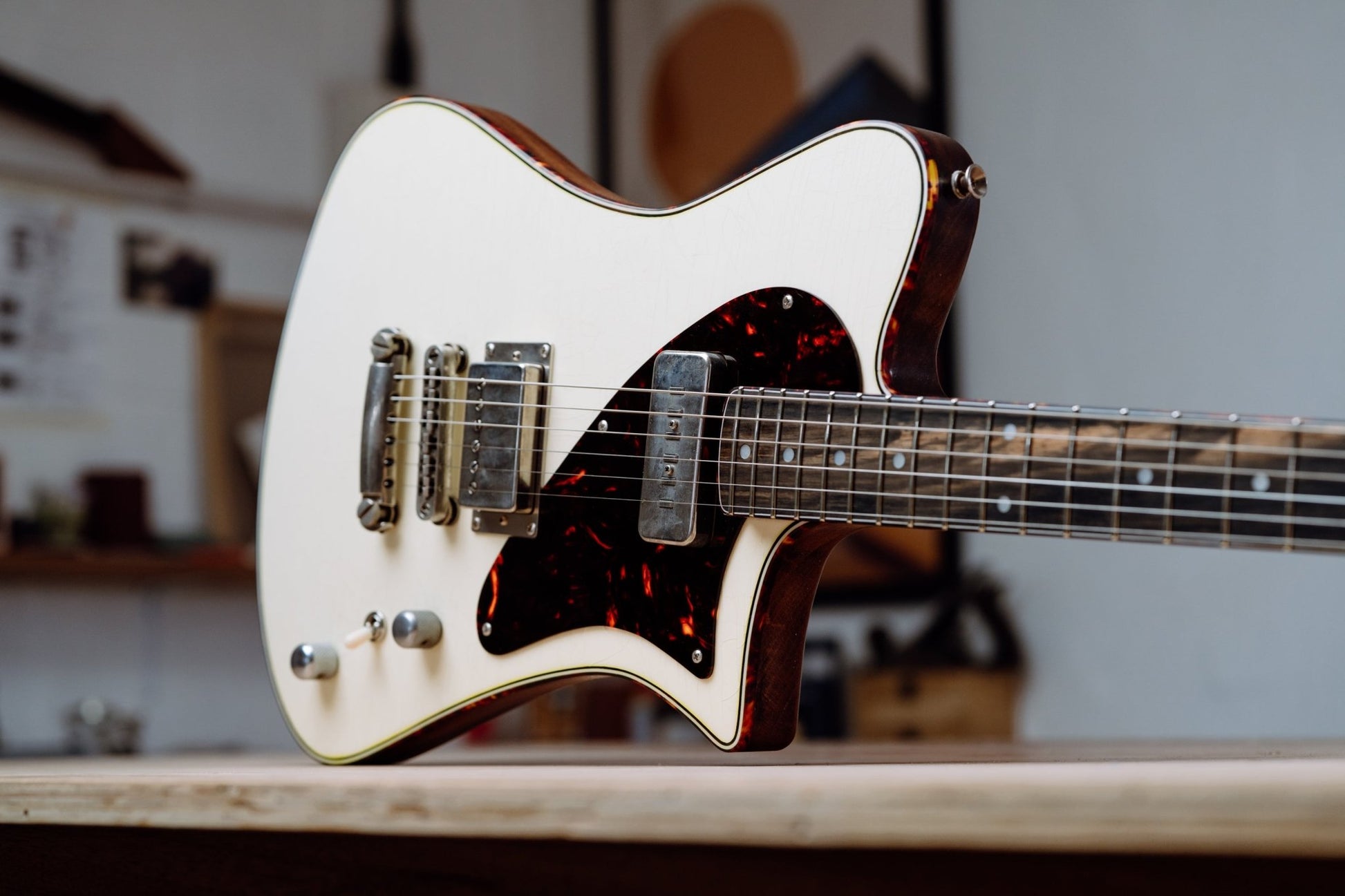INDIANA VINTAGE WHITE * - westvalleyguitars