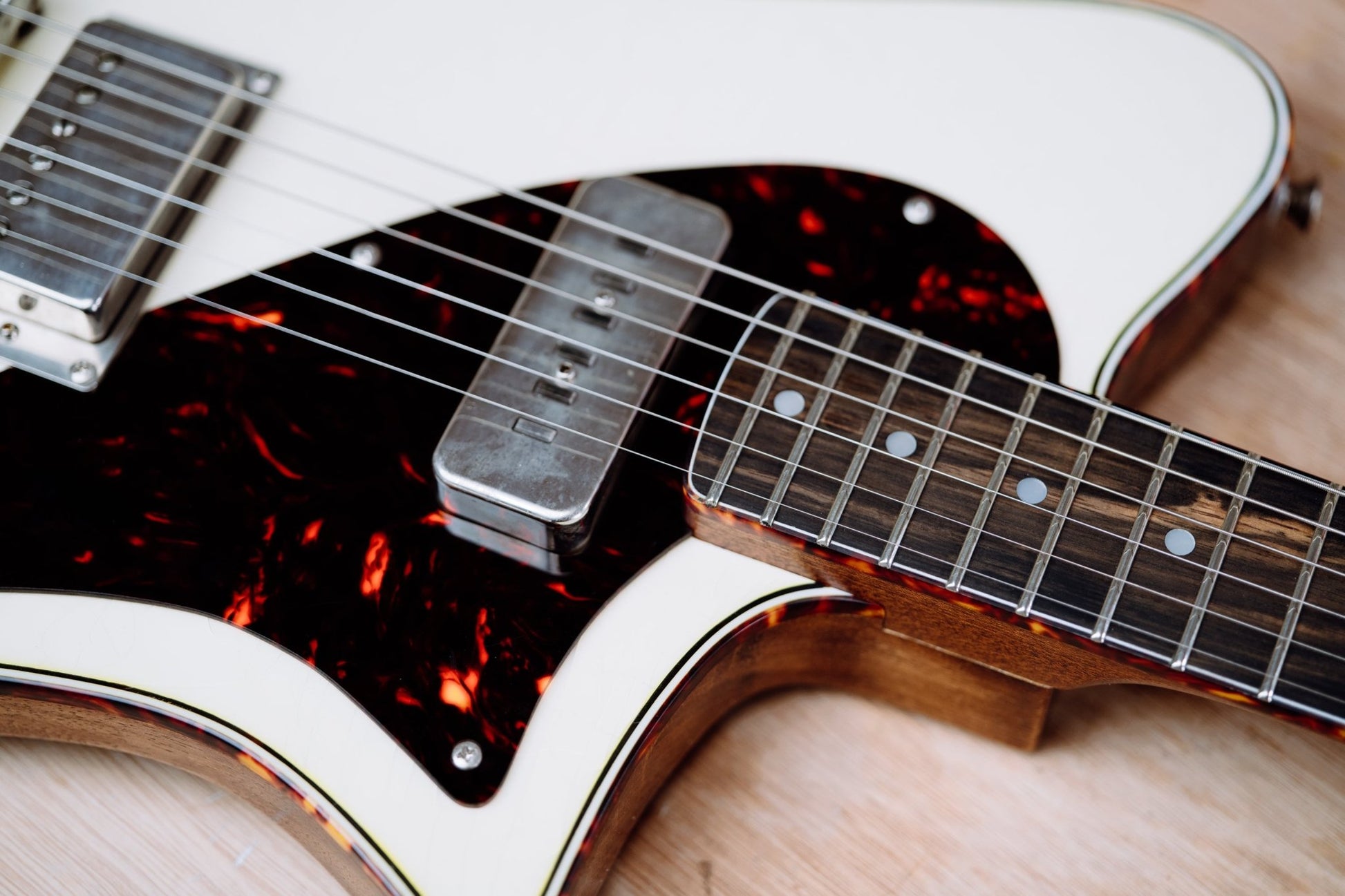 INDIANA VINTAGE WHITE * - westvalleyguitars